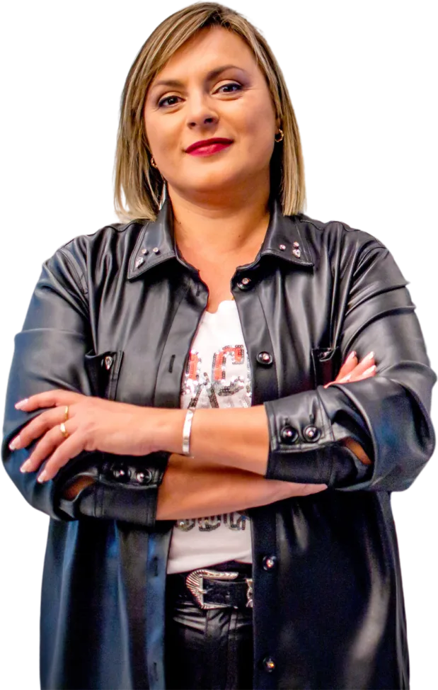 Caro Cuñé de brazos cruzados, con campera de cuero